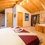 With Private Pool And Jacuzzi In Nature Villa *