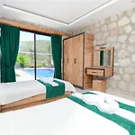 With Private Pool And Jacuzzi In Nature *