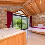 With Private Pool And Jacuzzi In Nature *