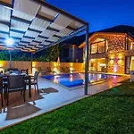 With Private Pool And Jacuzzi In Nature Villa Kaş