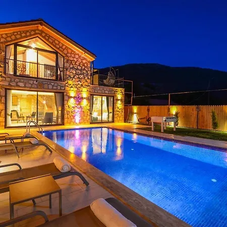 Villa With Private Pool And Jacuzzi In Nature