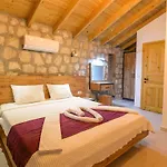 Villa With Private Pool And Jacuzzi In Nature