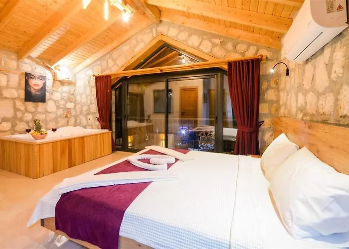 With Private Pool And Jacuzzi In Nature فيلة *